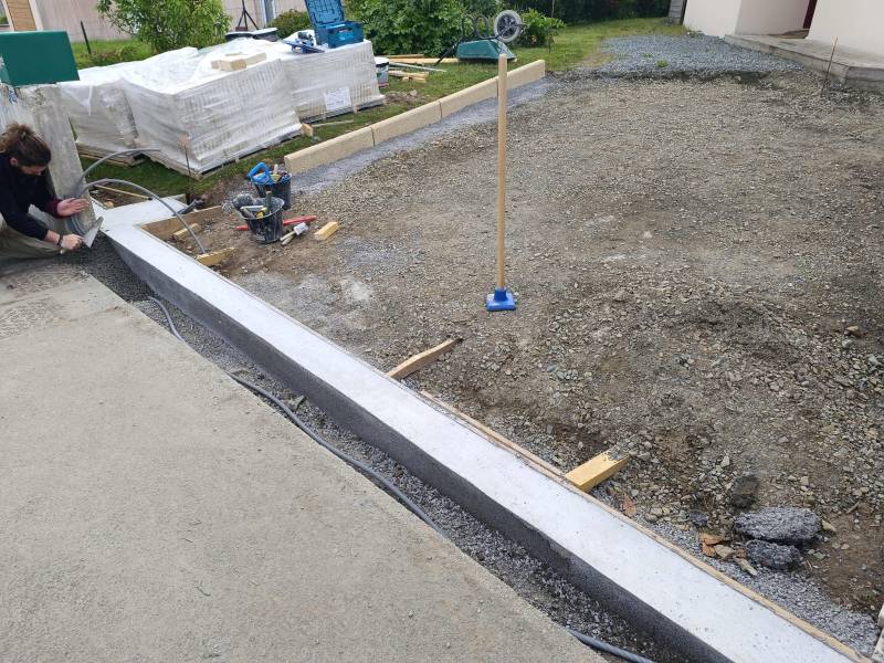 Réalisation d’un seuil de portail coulissant à Louannec par Les Paysagistes du Trégor à Pleumeur-Bodou