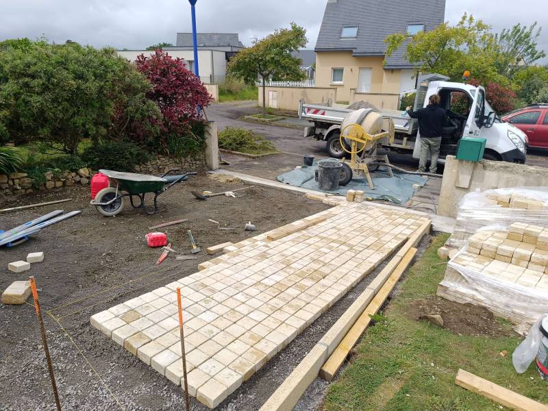 Réalisation d’une cour carrossable à Louannec par Les Paysagistes du Trégor à Pleumeur-Bodou