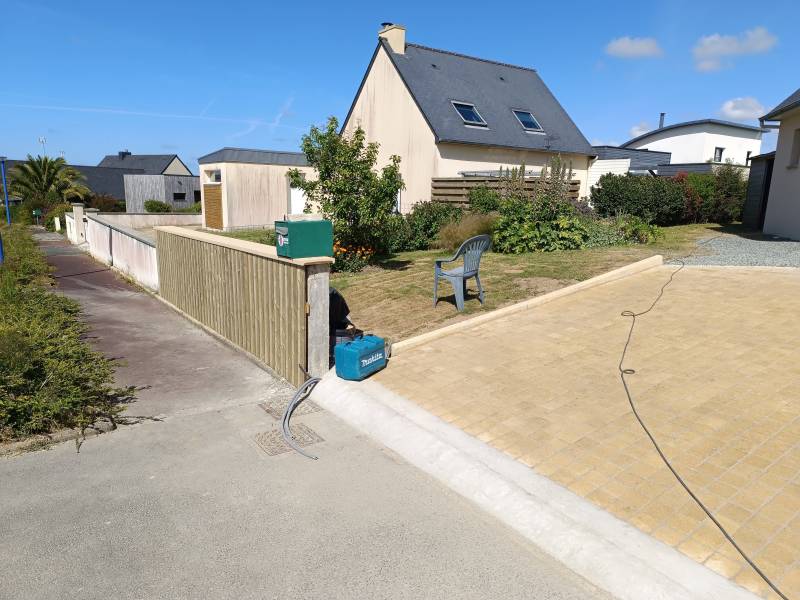 Réalisation d’un seuil de portail coulissant à Louannec par Les Paysagistes du Trégor à Pleumeur-Bodou