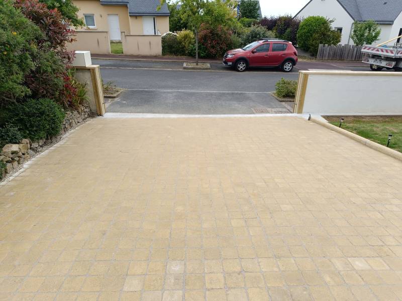 Réalisation d'une cour carrossable à Louannec par Les Paysagistes du Trégor à Pleumeur-Bodou