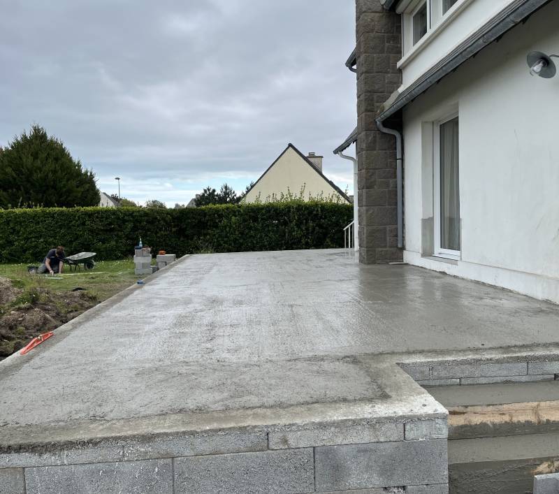 Réalisation d'une dalle en béton pour la construction d'une terrasse en grès céramique à Pleumeur-Bodou