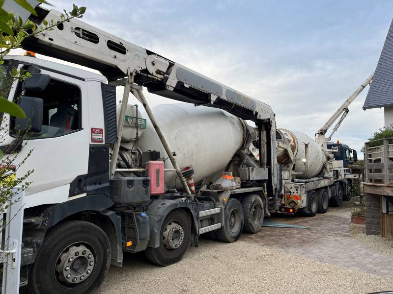 Construction d'une terrasse en grès céramique avec Les Paysagistes du Trégor à Pleumeur-Bodou
