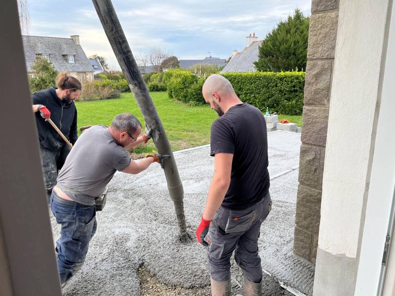 Livraison du béton fibré pour la construction d'une terrasse à Pleumeur-Bodou 