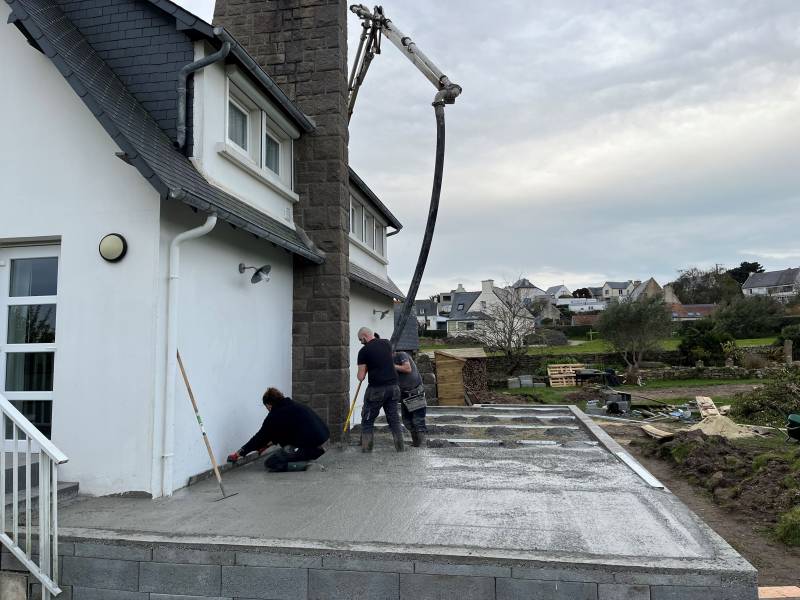 Nivellement et contrôle des niveaux pour la construction d'une terrasse en grès céramique à Pleumeur-Bodou 