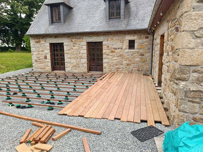 Pose des lames de Terrasse en bois cumaru sur plot réglable Lannion