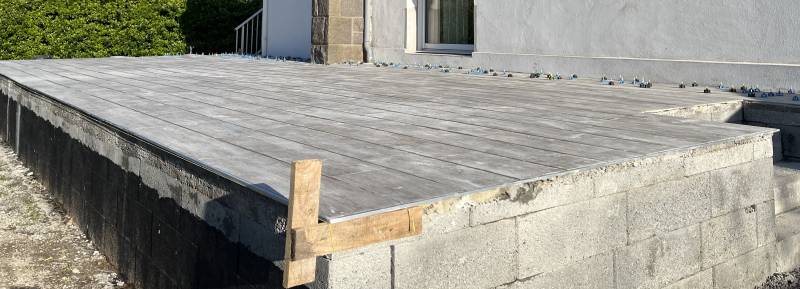 Construction d'une terrasse surélevée par Les Paysagistes du Trégor à Pleumeur-Bodou