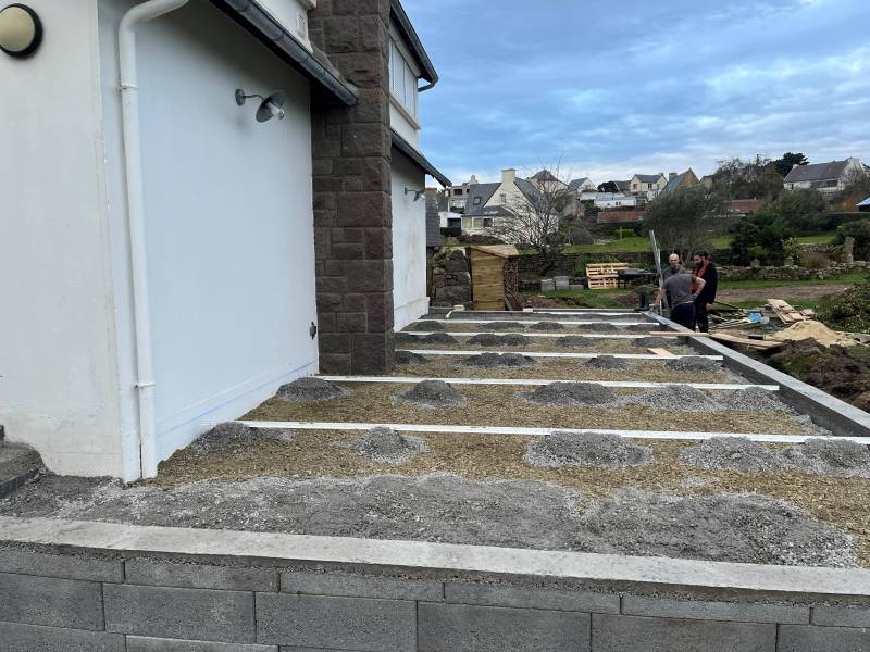 Fondations pour la construction d'une terrasse surélevée en grès céramique par Les Paysagistes du Trégor à Pleumeur-Bodou