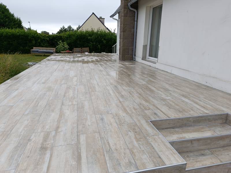 Pose du carrelage d'une terrasse surélevée par Les Paysagistes du Trégor à Pleumeur-Bodou