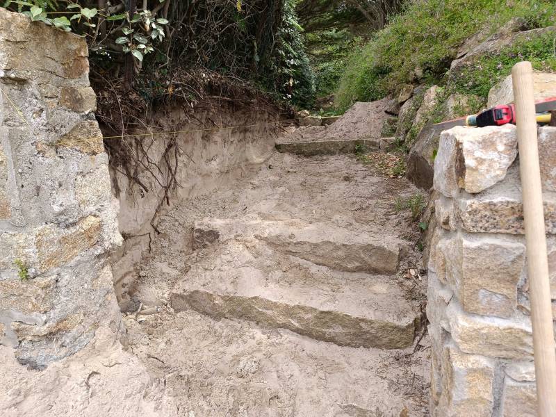 Réalisation d’un mur de soutènement maçonné à la chaux à Trébeurden par Les Paysagistes du Trégor à Pleumeur-Bodou