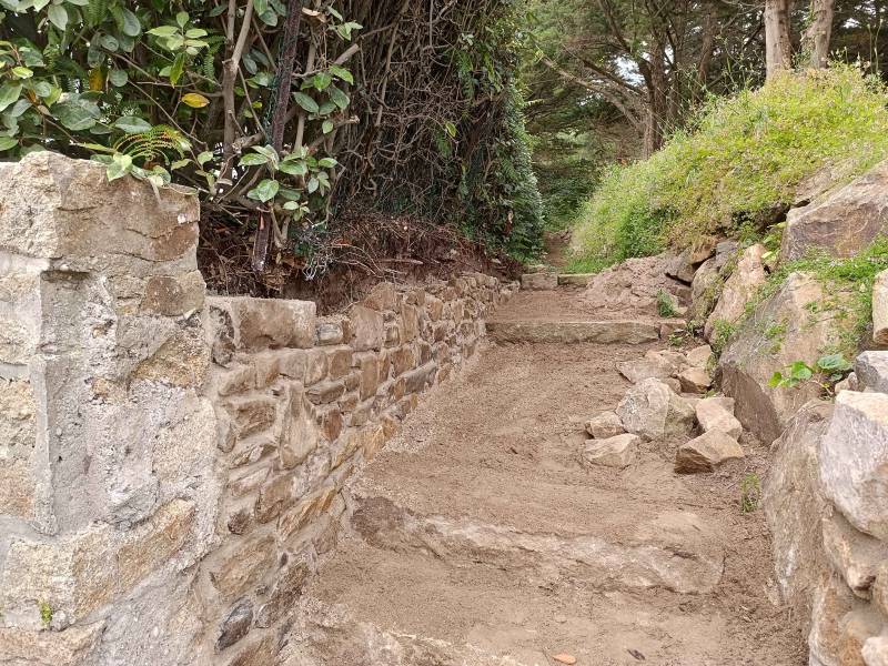 Réalisation d’un mur de soutènement maçonné à la chaux à Trébeurden et pose d’un portail sur poteau bois classe IV par Les Paysagistes du Trégor à Pleumeur-Bodou