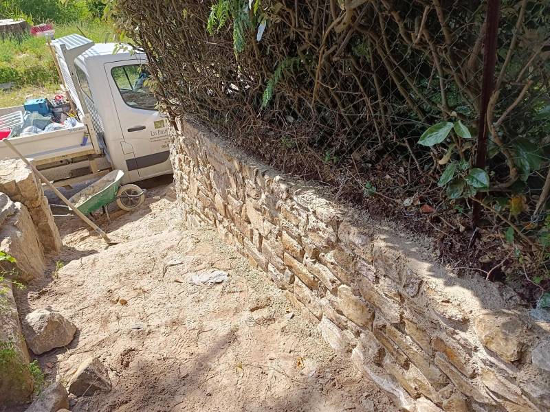 Réalisation d’un mur de soutènement maçonné à la chaux à Trébeurden et pose d’un portail sur poteau bois classe IV par Les Paysagistes du Trégor à Pleumeur-Bodou