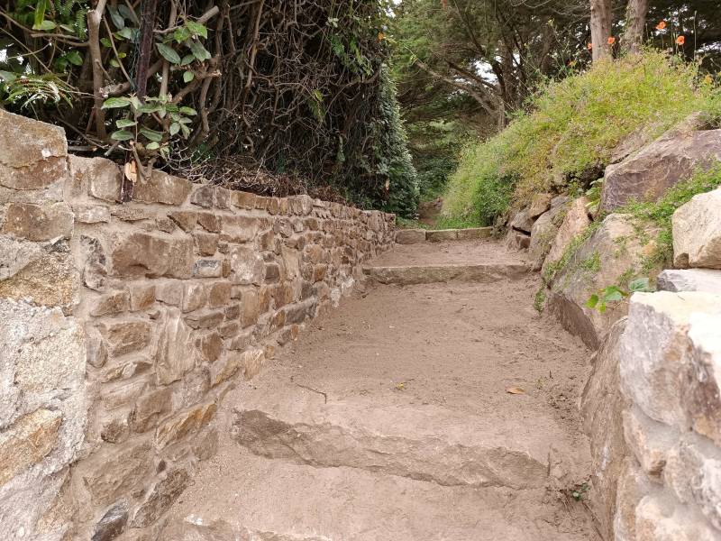 Réalisation d’un mur de soutènement maçonné à la chaux à Trébeurden par Les Paysagistes du Trégor à Pleumeur-Bodou
